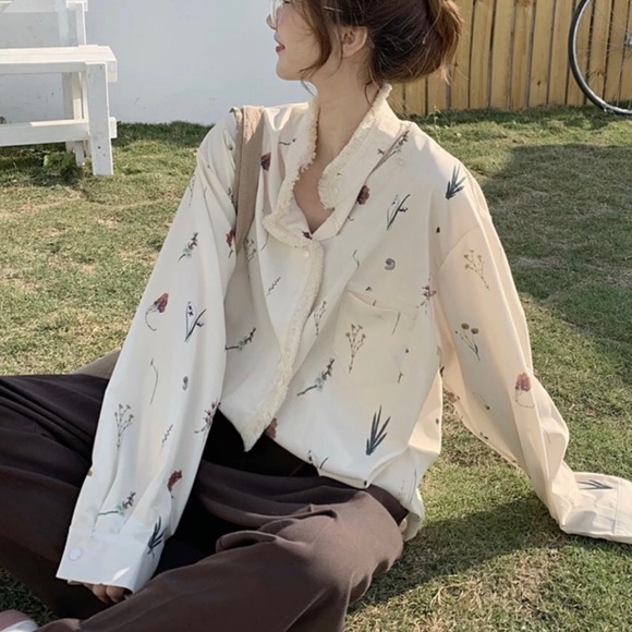 Floral blouse shirt button print minimalist chic cream top - Picture 3 of 6